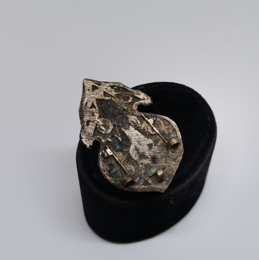 GÜMÜŞ ÜZERİ TOMBAK İŞÇİLİKLİ VE MERCAN TAŞLI OSMANLI DÖNEMİ ALINLIK PARÇASI