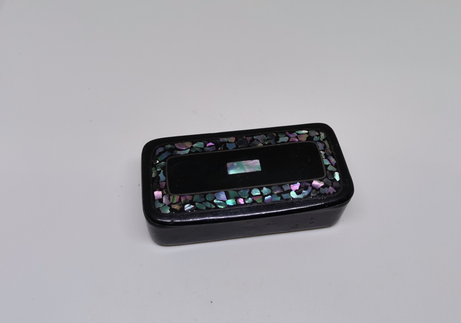 SEDEF ÇAKMA İŞÇİLİKLİ OSMANLI DÖNEMİ KAPAKLI ENFİYE KUTUSU