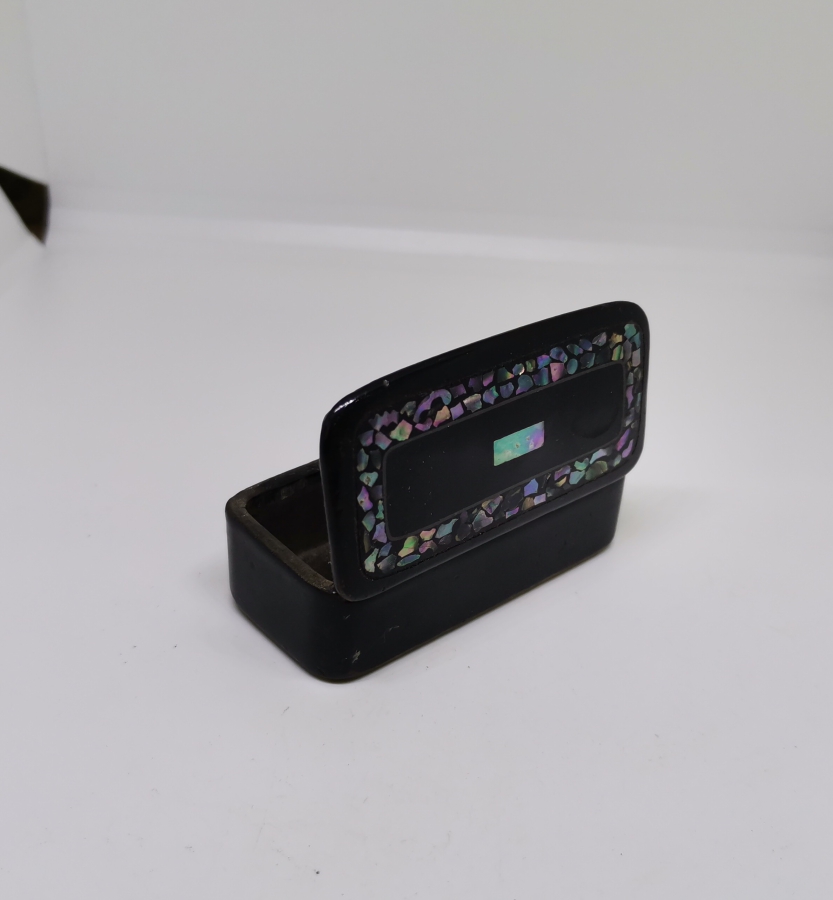 SEDEF ÇAKMA İŞÇİLİKLİ OSMANLI DÖNEMİ KAPAKLI ENFİYE KUTUSU