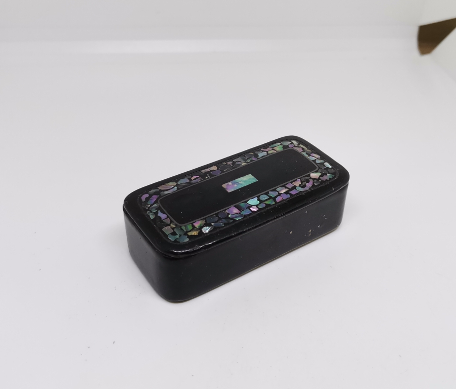 SEDEF ÇAKMA İŞÇİLİKLİ OSMANLI DÖNEMİ KAPAKLI ENFİYE KUTUSU