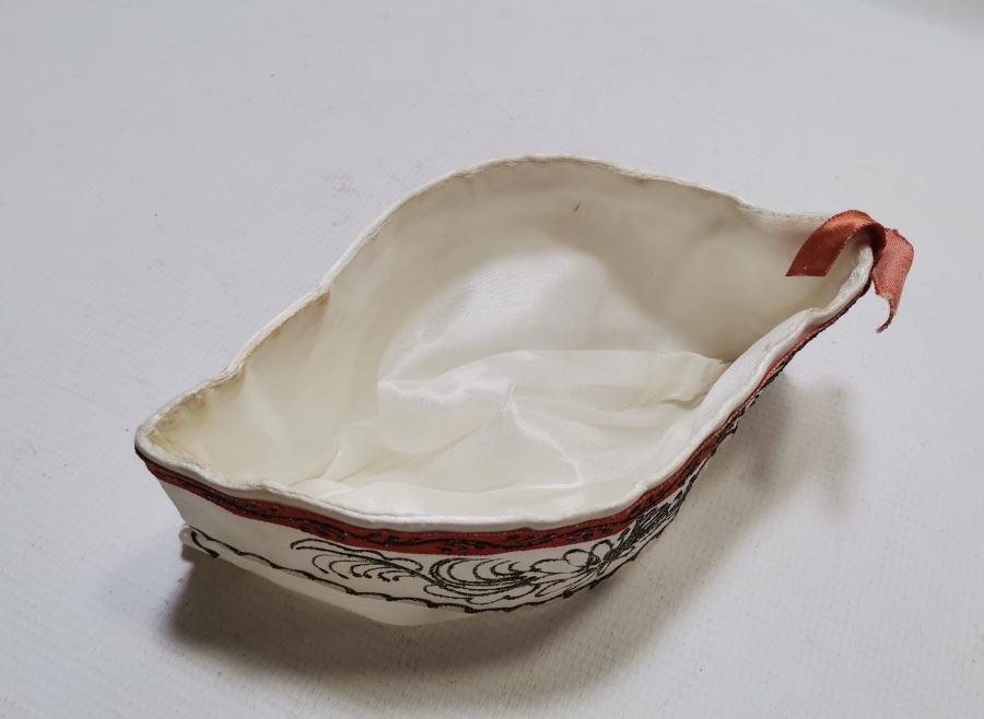 OSMANLI DÖNEMİ İPEK ÜZERİ GÜMÜŞ SİMLİ NADİR SÜNNET ÇOCUĞU ŞAPKASI