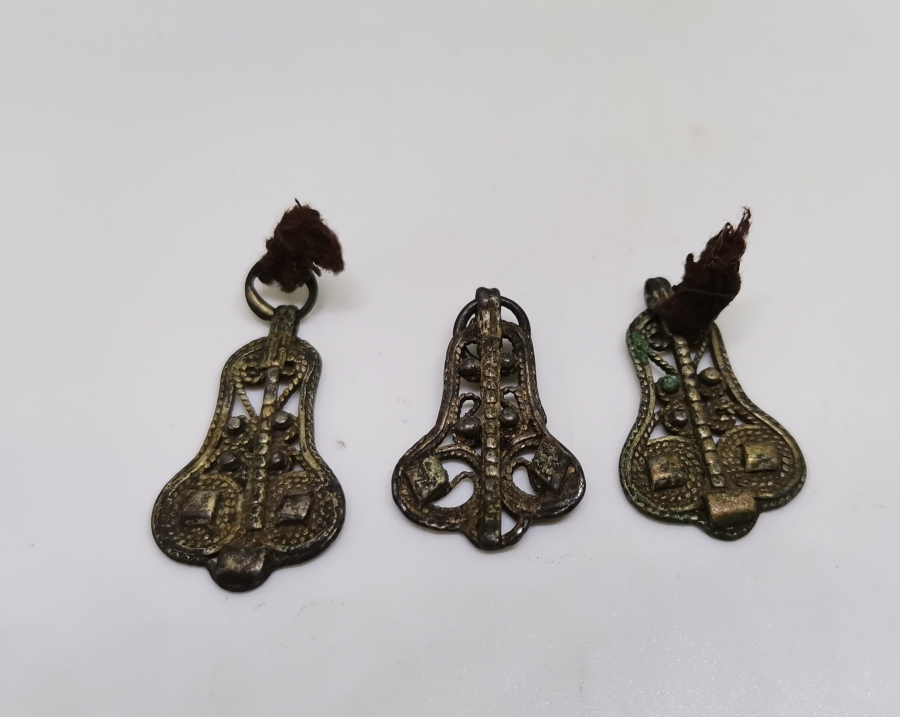 OSMANLI DÖNEMİ TELKARİ İŞÇİLİKLİ GÜMÜŞ FES SÜSÜ PARÇALARI