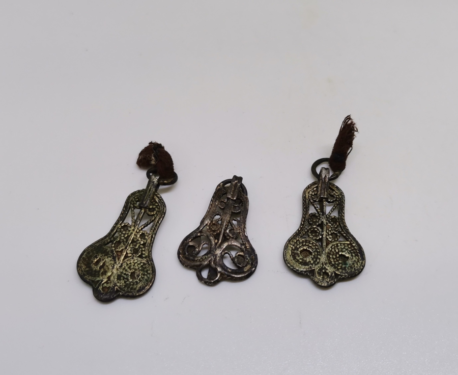 OSMANLI DÖNEMİ TELKARİ İŞÇİLİKLİ GÜMÜŞ FES SÜSÜ PARÇALARI