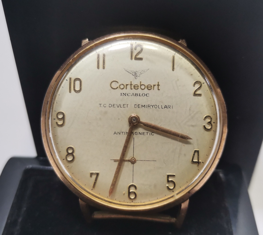 DEVLET DEMİR YOLLARI İÇİN ÖZEL YAPILMIŞ CORTEBERT MARKA ALTIN KAPLAMA KURMALI KOL SAATİ
