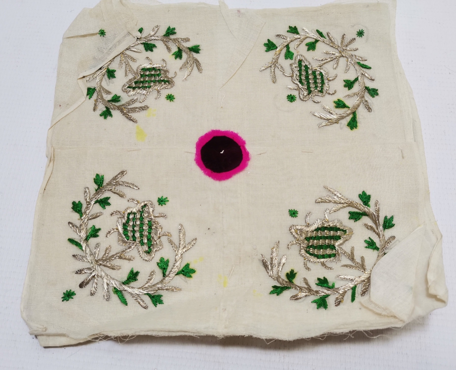 İPEK VE GÜMÜŞ SIRMA İŞÇİLİKLİ ÜZERİ OSMANLICA YAZILI AÇILMAMIŞ GELİN ÇEVRESİ