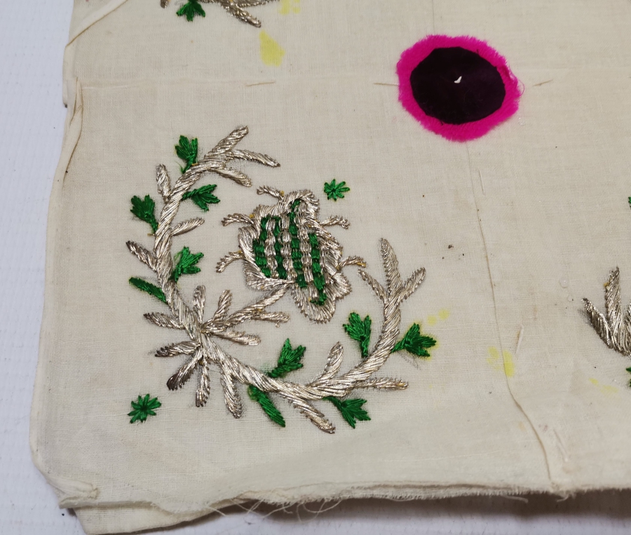 İPEK VE GÜMÜŞ SIRMA İŞÇİLİKLİ ÜZERİ OSMANLICA YAZILI AÇILMAMIŞ GELİN ÇEVRESİ