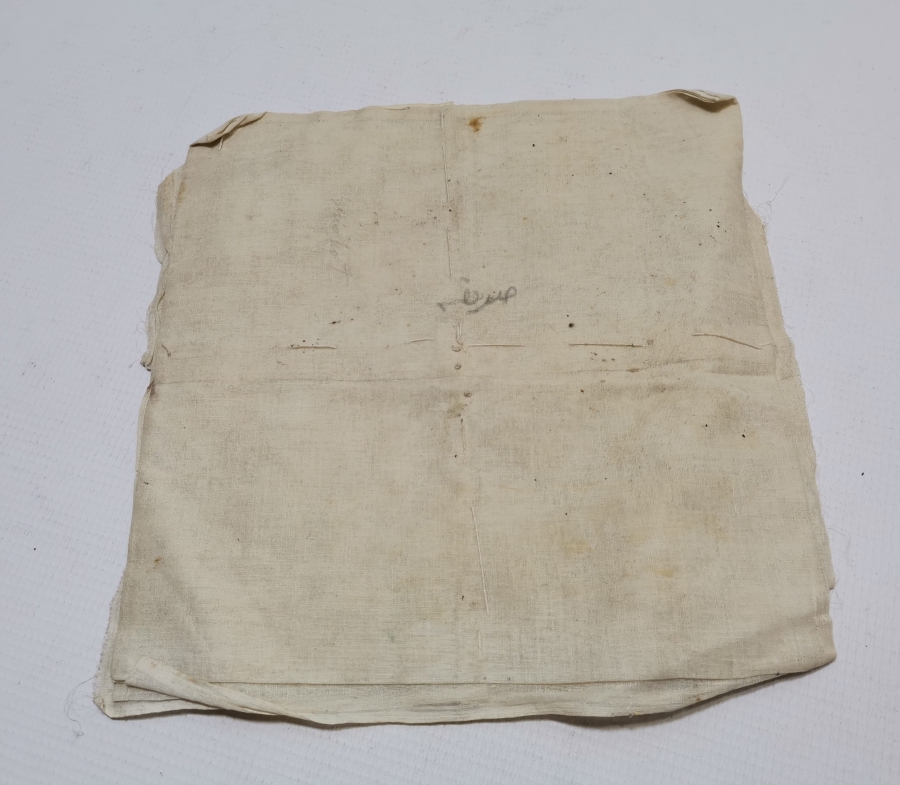 İPEK VE GÜMÜŞ SIRMA İŞÇİLİKLİ ÜZERİ OSMANLICA YAZILI AÇILMAMIŞ GELİN ÇEVRESİ