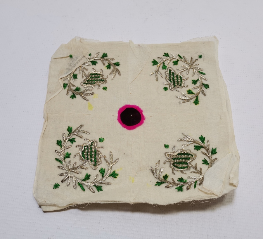 İPEK VE GÜMÜŞ SIRMA İŞÇİLİKLİ ÜZERİ OSMANLICA YAZILI AÇILMAMIŞ GELİN ÇEVRESİ