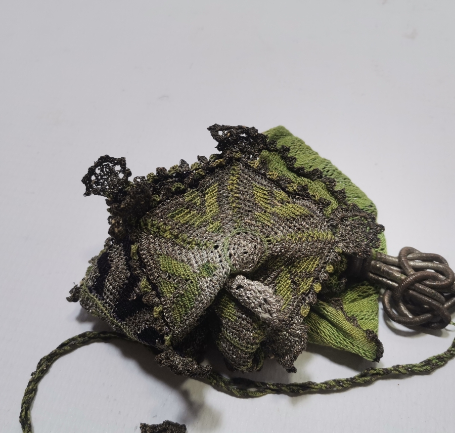 OSMANLI DÖNEMİ NADİR FORMDA GÜMÜŞ SIRMA İŞÇİLİKLİ ALTIN KESESİ