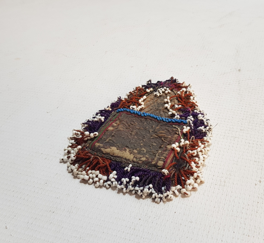 ÜZERİ SIRMA İŞÇİLİKLİ VE OPAL TAŞLARLA SÜSLÜ NADİR FORMDA KAV ÇAKMAĞI KESESİ