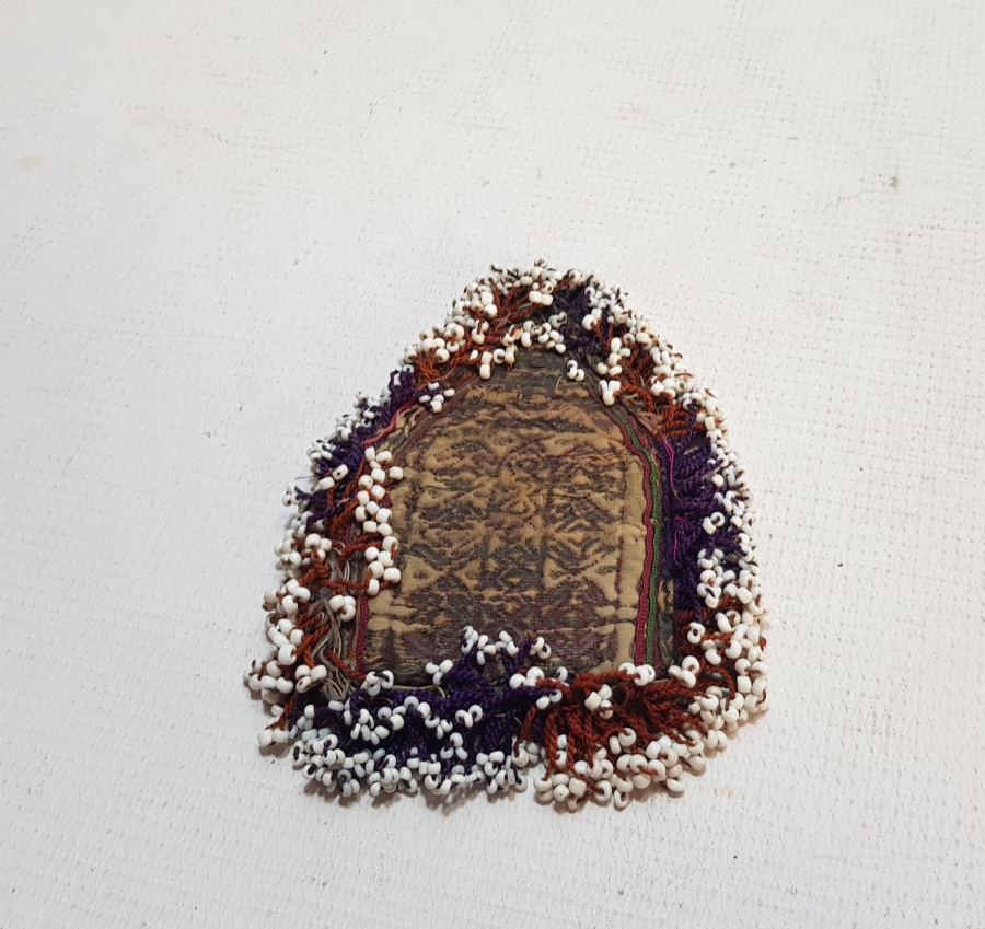 ÜZERİ SIRMA İŞÇİLİKLİ VE OPAL TAŞLARLA SÜSLÜ NADİR FORMDA KAV ÇAKMAĞI KESESİ