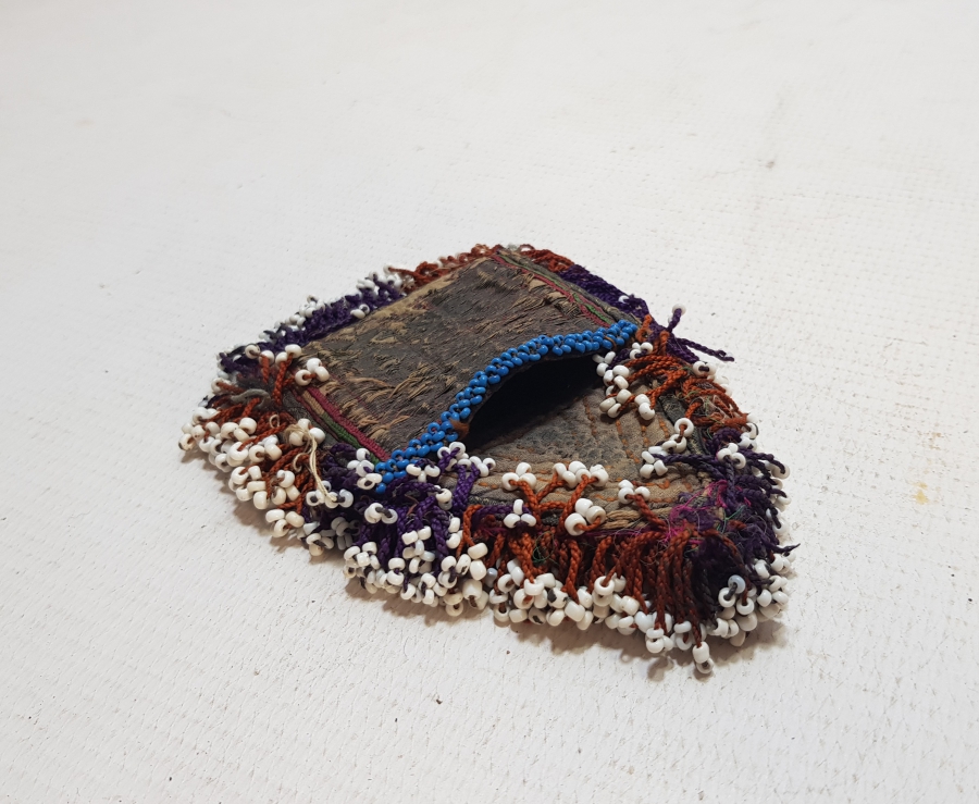 ÜZERİ SIRMA İŞÇİLİKLİ VE OPAL TAŞLARLA SÜSLÜ NADİR FORMDA KAV ÇAKMAĞI KESESİ