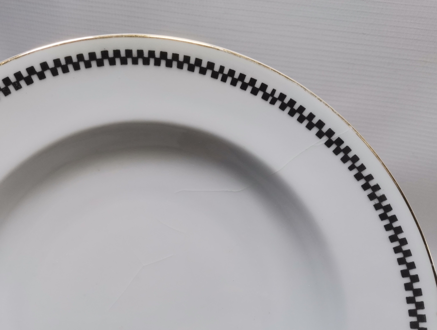 ARKASI OSMANLICA YAZILI VE ALTIN VARAKLI PORSELEN YEMEK TABAĞI