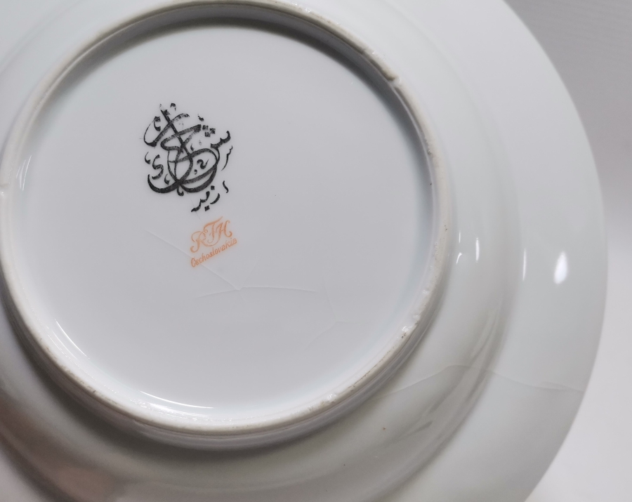 ARKASI OSMANLICA YAZILI VE ALTIN VARAKLI PORSELEN YEMEK TABAĞI