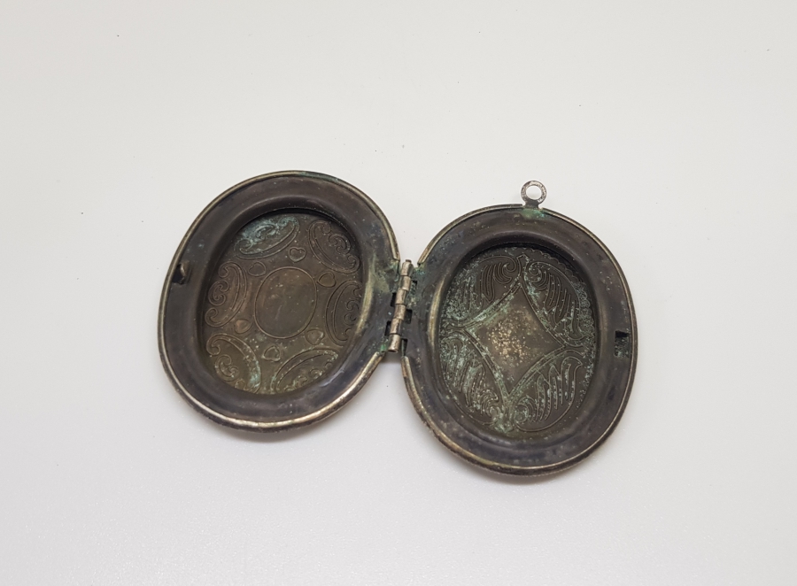 GÜMÜŞ KAPLAMA ANTİKA KAPAKLI KOLYE FOTOĞRAFLIK