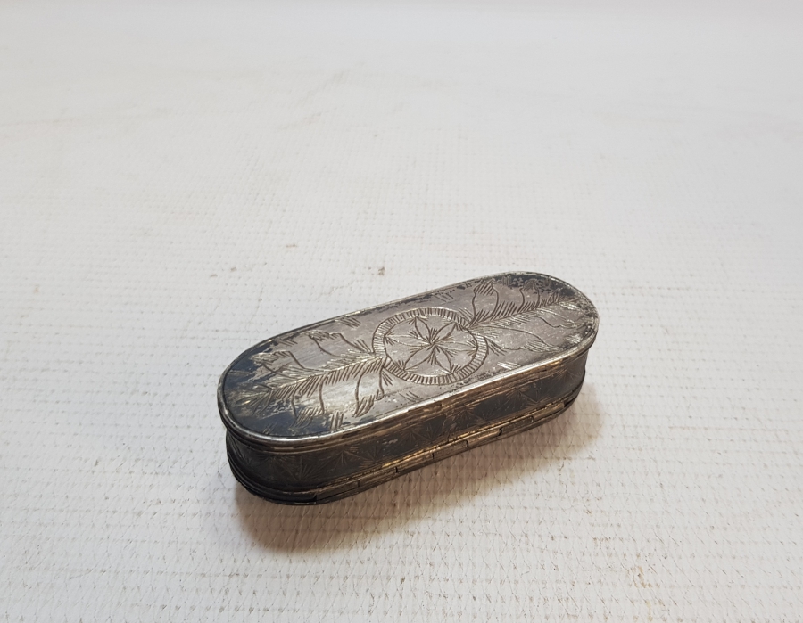 ÜZERİ KALEM VE KABARTMA İŞÇİLİKLİ NADİR FORMDA GÜMÜŞ TÜTÜN TABAKASI