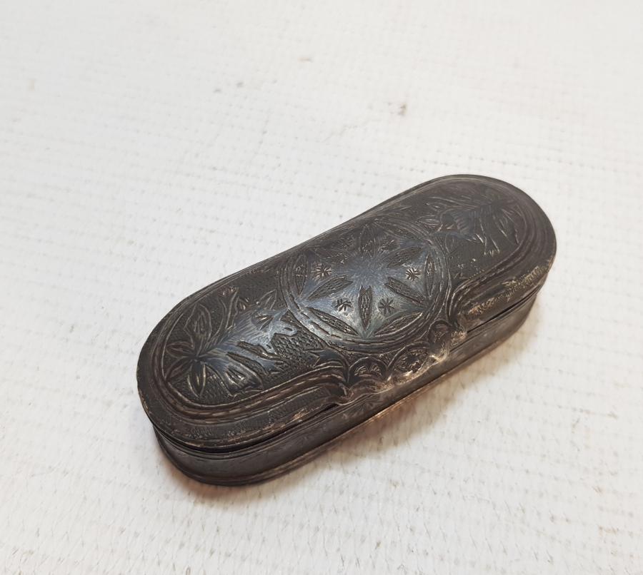 ÜZERİ KALEM VE KABARTMA İŞÇİLİKLİ NADİR FORMDA GÜMÜŞ TÜTÜN TABAKASI