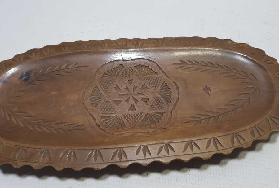 ÜZERİ SALTANAT ÇELENKLİ EL OYMA AHŞAP KAHVE TEPSİSİ