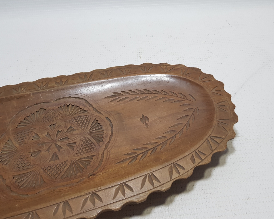 ÜZERİ SALTANAT ÇELENKLİ EL OYMA AHŞAP KAHVE TEPSİSİ