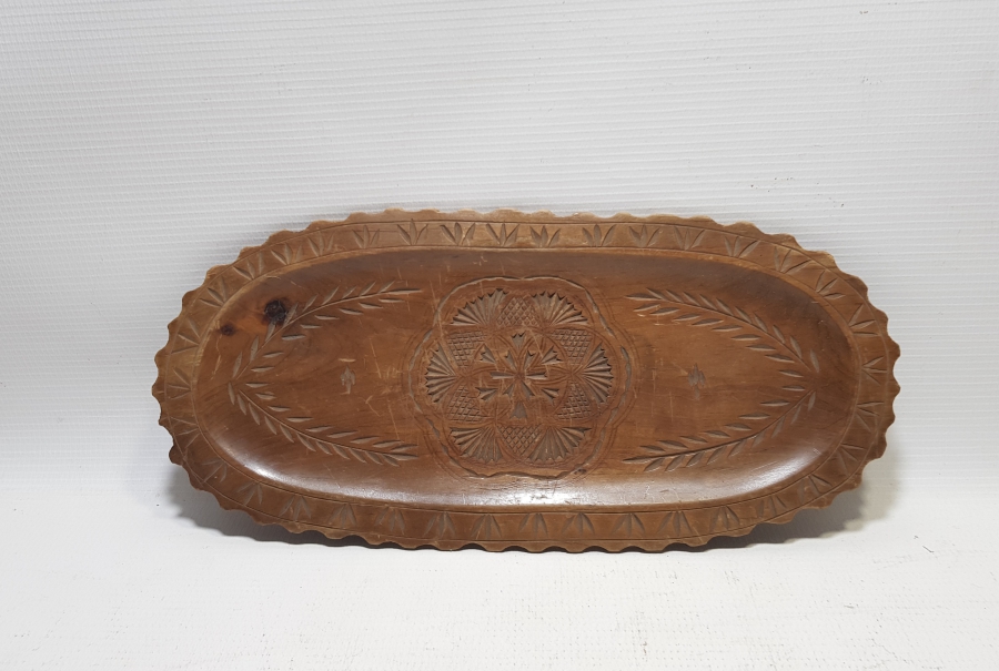 ÜZERİ SALTANAT ÇELENKLİ EL OYMA AHŞAP KAHVE TEPSİSİ