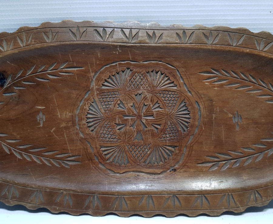 ÜZERİ SALTANAT ÇELENKLİ EL OYMA AHŞAP KAHVE TEPSİSİ