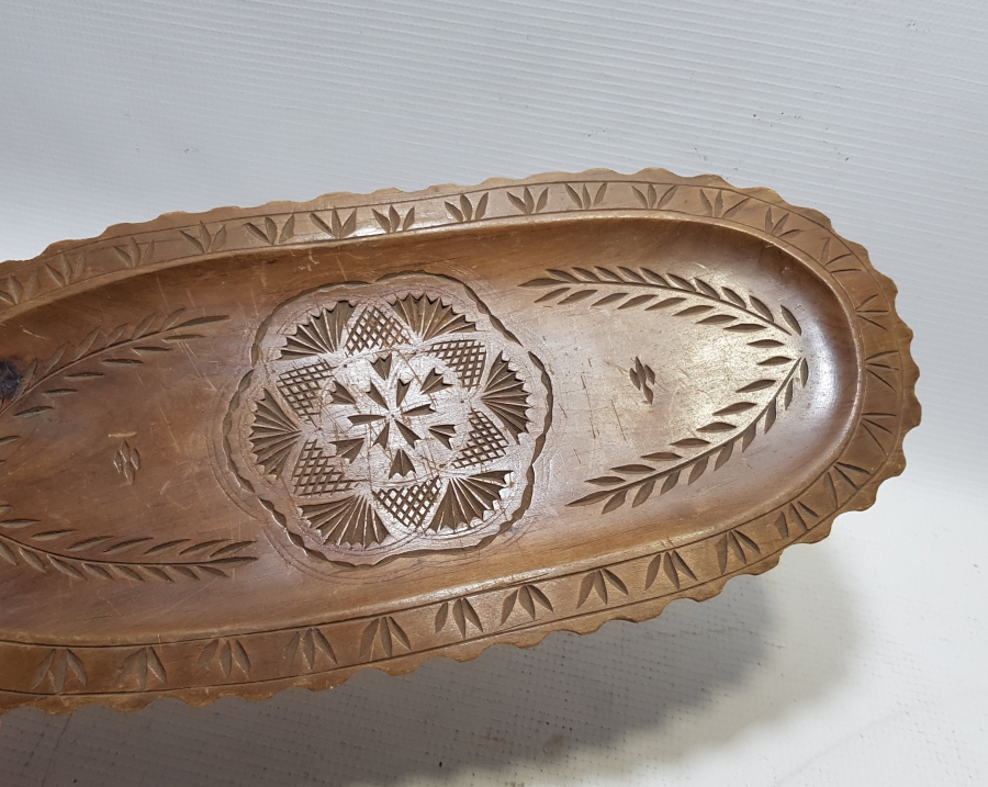 ÜZERİ SALTANAT ÇELENKLİ EL OYMA AHŞAP KAHVE TEPSİSİ