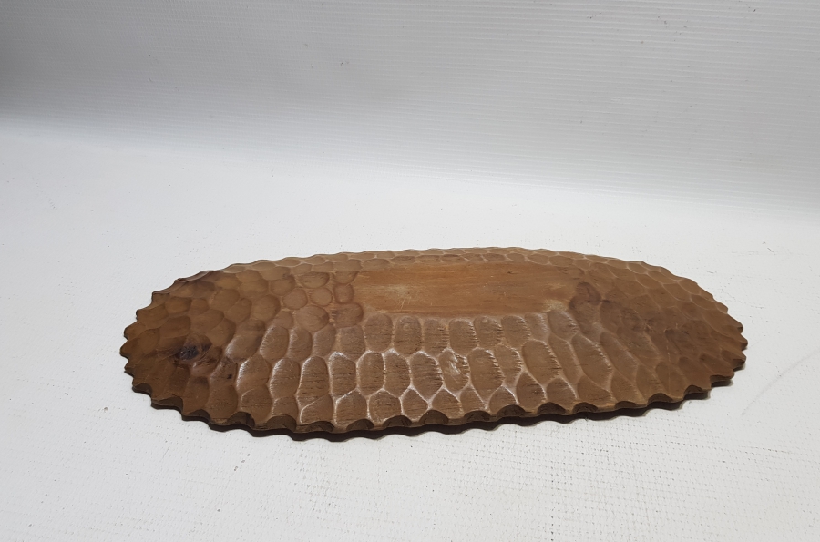 ÜZERİ SALTANAT ÇELENKLİ EL OYMA AHŞAP KAHVE TEPSİSİ