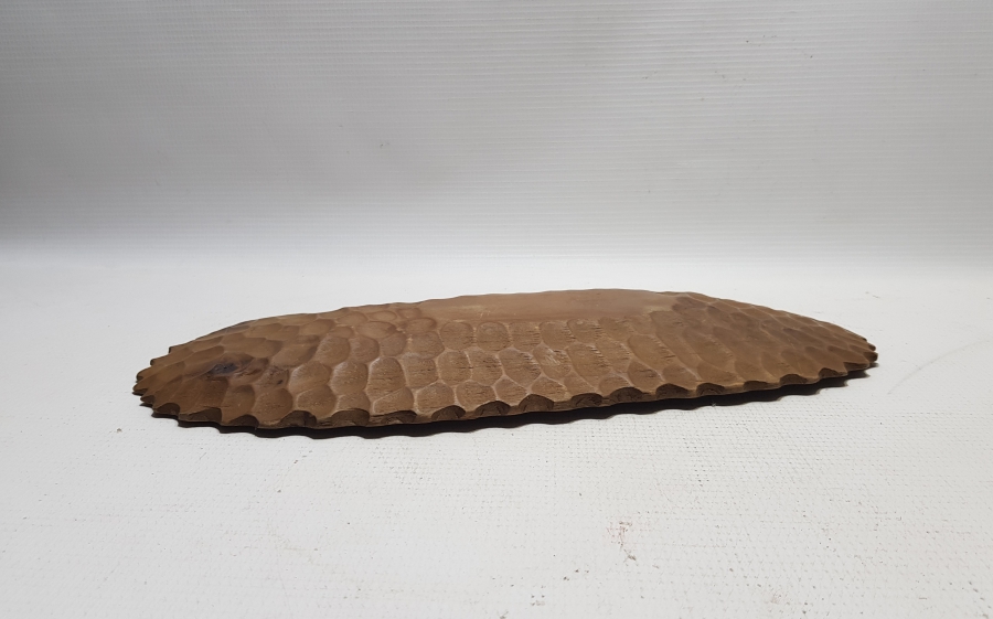 ÜZERİ SALTANAT ÇELENKLİ EL OYMA AHŞAP KAHVE TEPSİSİ