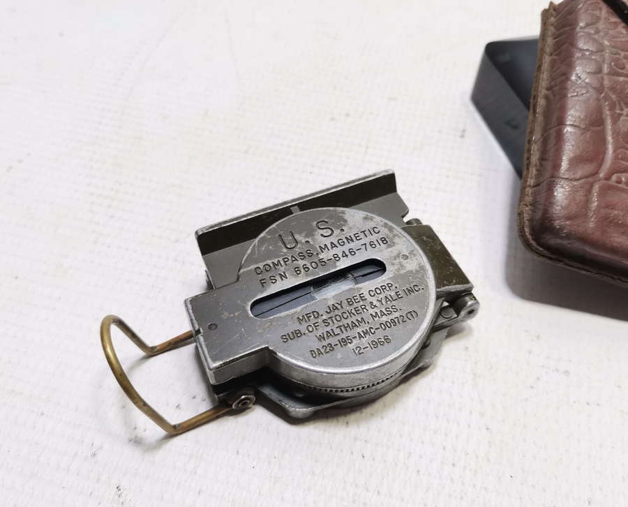 1966 TARİHLİ ORİJİNAL DERİ ÇANTASINDA AMERİKAN ASKERİ PUSULA