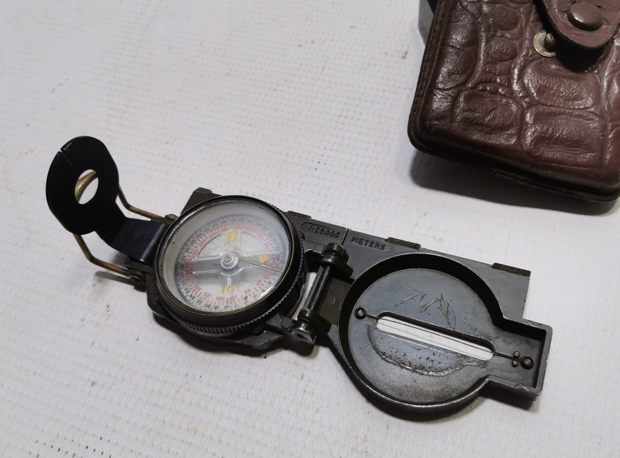 1966 TARİHLİ ORİJİNAL DERİ ÇANTASINDA AMERİKAN ASKERİ PUSULA