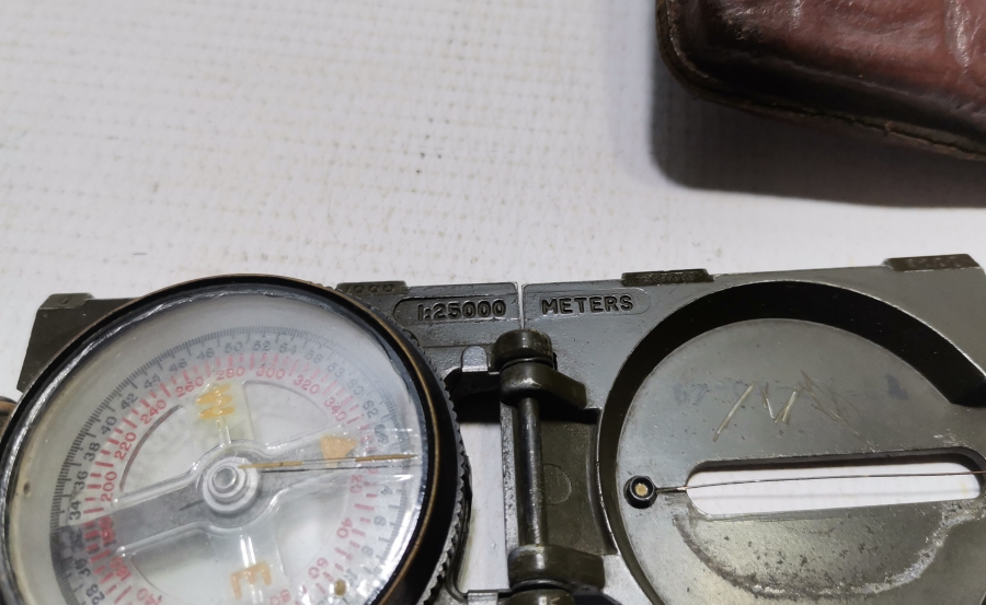 1966 TARİHLİ ORİJİNAL DERİ ÇANTASINDA AMERİKAN ASKERİ PUSULA