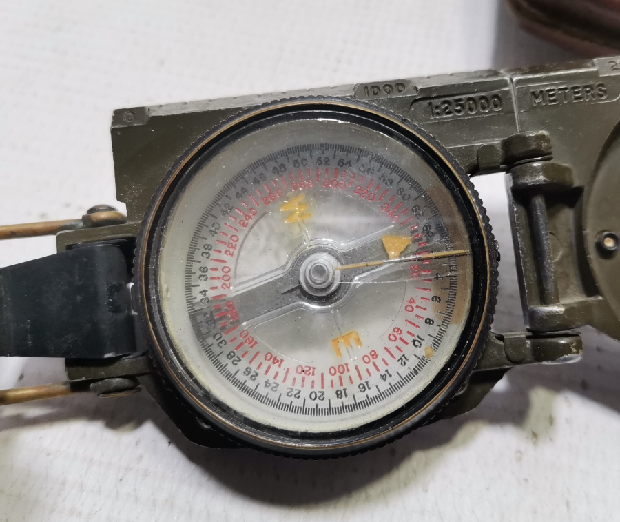 1966 TARİHLİ ORİJİNAL DERİ ÇANTASINDA AMERİKAN ASKERİ PUSULA