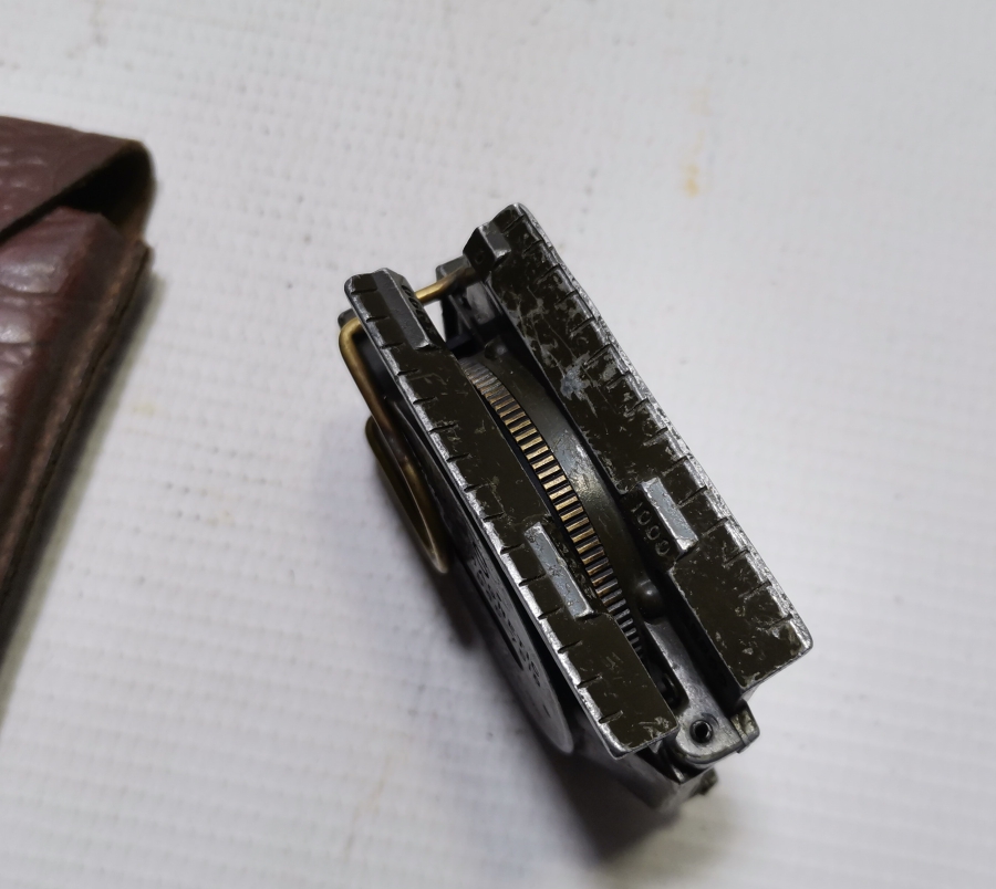 1966 TARİHLİ ORİJİNAL DERİ ÇANTASINDA AMERİKAN ASKERİ PUSULA