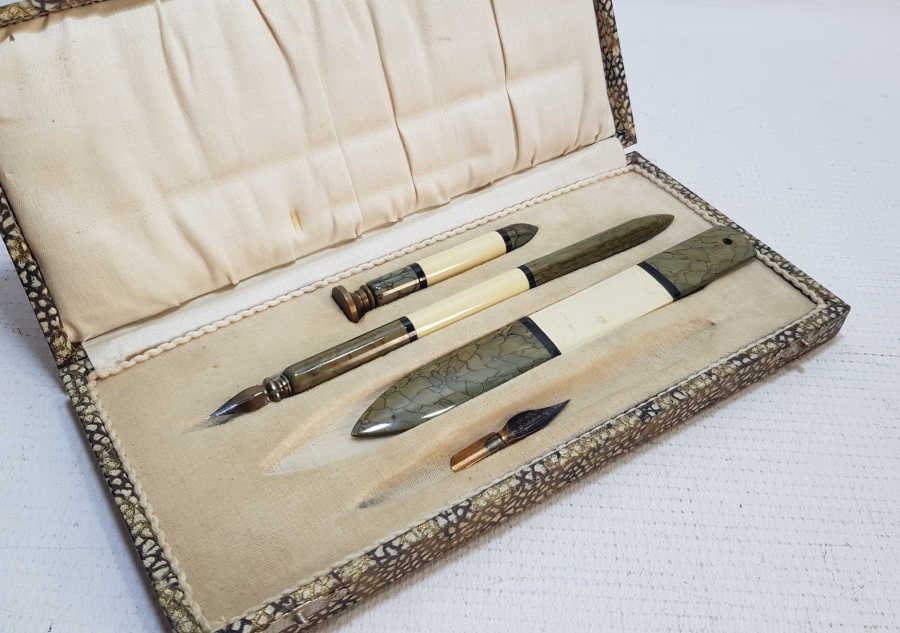 1900 BAŞLARI ORİJİNAL KUTUSUNDA ANTİKA YAZI TAKIMI