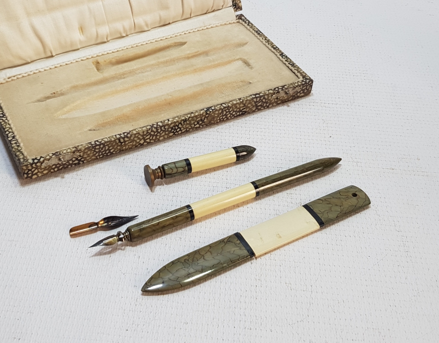 1900 BAŞLARI ORİJİNAL KUTUSUNDA ANTİKA YAZI TAKIMI