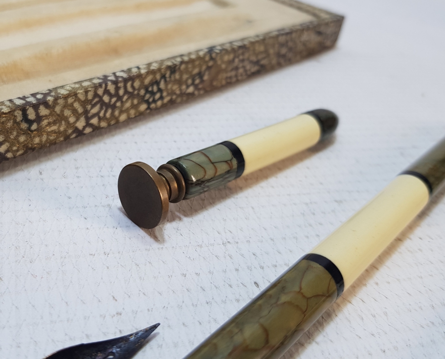 1900 BAŞLARI ORİJİNAL KUTUSUNDA ANTİKA YAZI TAKIMI