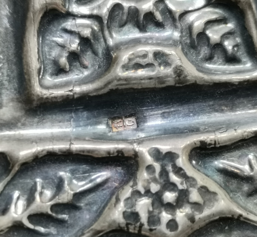 HİDİV DAMGALI FATMA ANANIN ELİ VE TESLİM TAŞI FORMUNDA YAPILMIŞ ÜZERİ DUALI GÜMÜŞ MASA ÜSTÜ OBJESİ