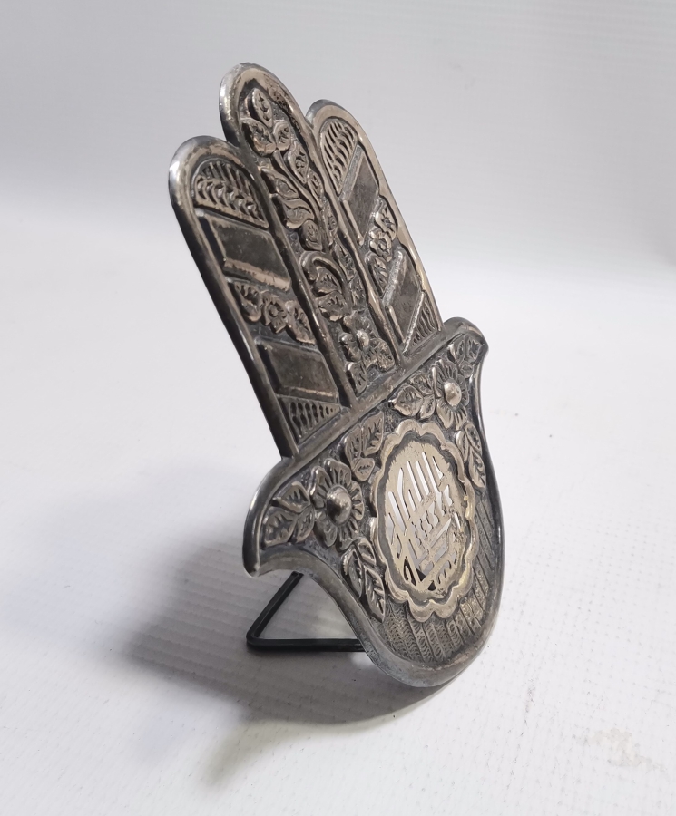 HİDİV DAMGALI FATMA ANANIN ELİ VE TESLİM TAŞI FORMUNDA YAPILMIŞ ÜZERİ DUALI GÜMÜŞ MASA ÜSTÜ OBJESİ