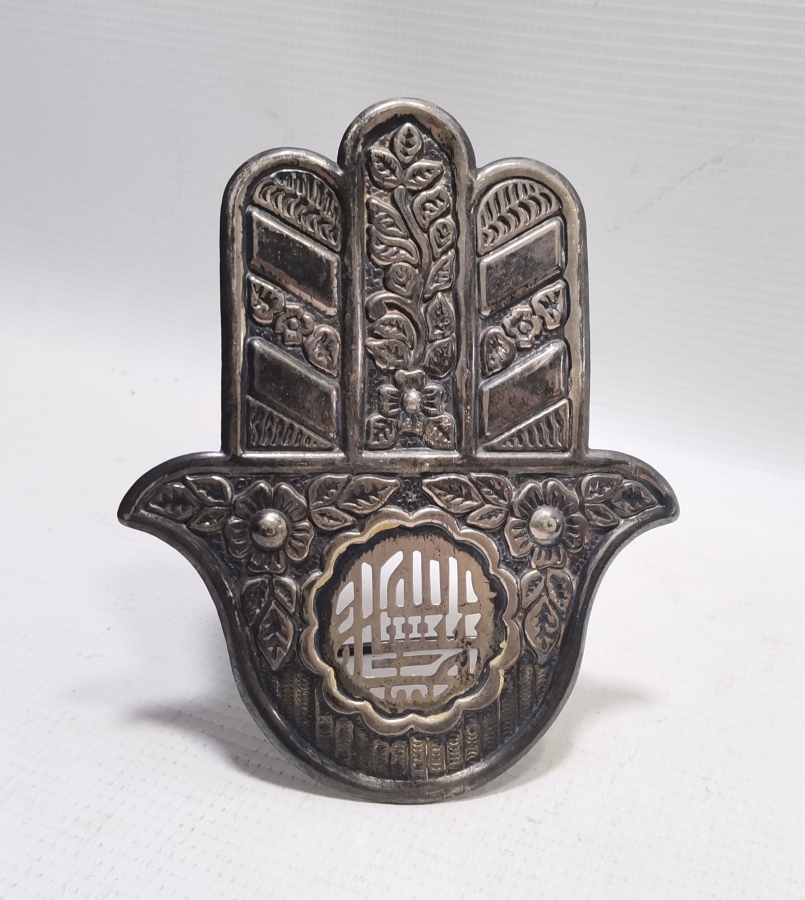 HİDİV DAMGALI FATMA ANANIN ELİ VE TESLİM TAŞI FORMUNDA YAPILMIŞ ÜZERİ DUALI GÜMÜŞ MASA ÜSTÜ OBJESİ