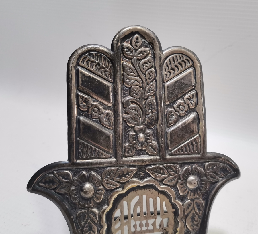 HİDİV DAMGALI FATMA ANANIN ELİ VE TESLİM TAŞI FORMUNDA YAPILMIŞ ÜZERİ DUALI GÜMÜŞ MASA ÜSTÜ OBJESİ