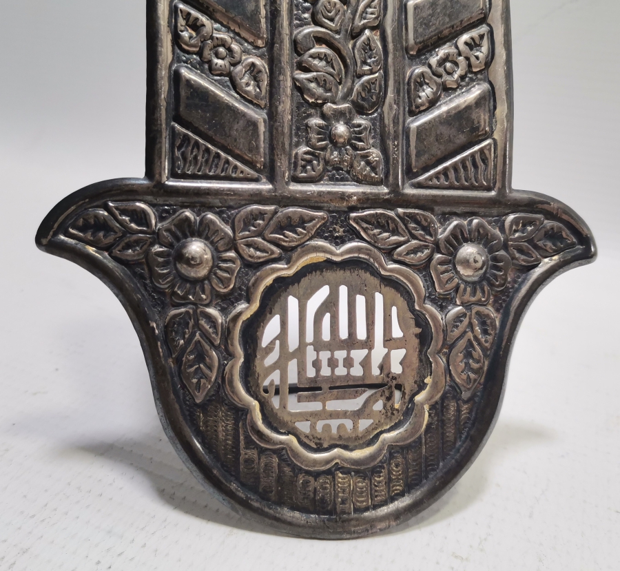 HİDİV DAMGALI FATMA ANANIN ELİ VE TESLİM TAŞI FORMUNDA YAPILMIŞ ÜZERİ DUALI GÜMÜŞ MASA ÜSTÜ OBJESİ