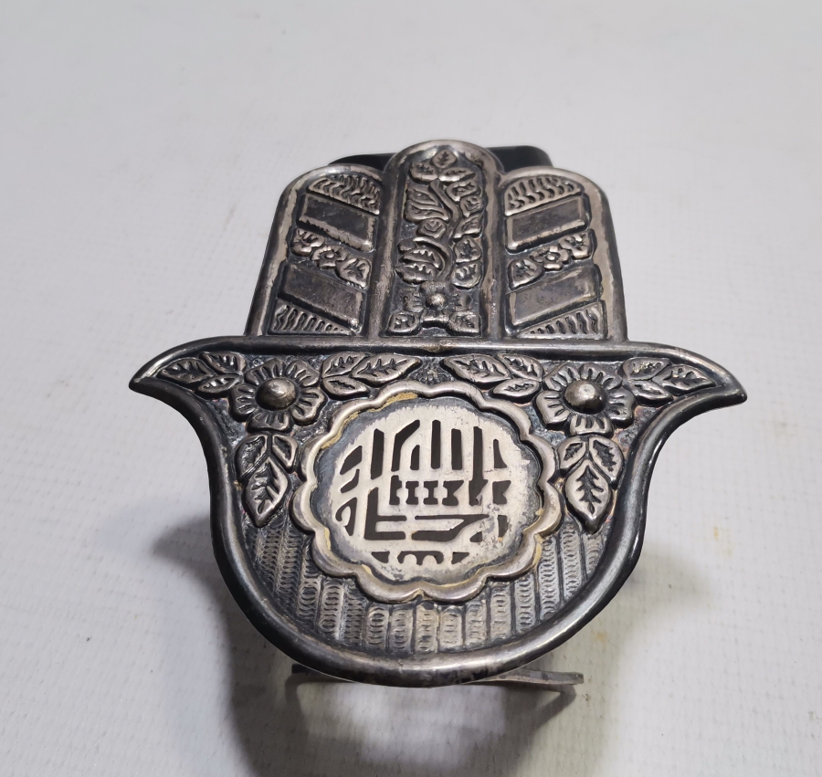 HİDİV DAMGALI FATMA ANANIN ELİ VE TESLİM TAŞI FORMUNDA YAPILMIŞ ÜZERİ DUALI GÜMÜŞ MASA ÜSTÜ OBJESİ