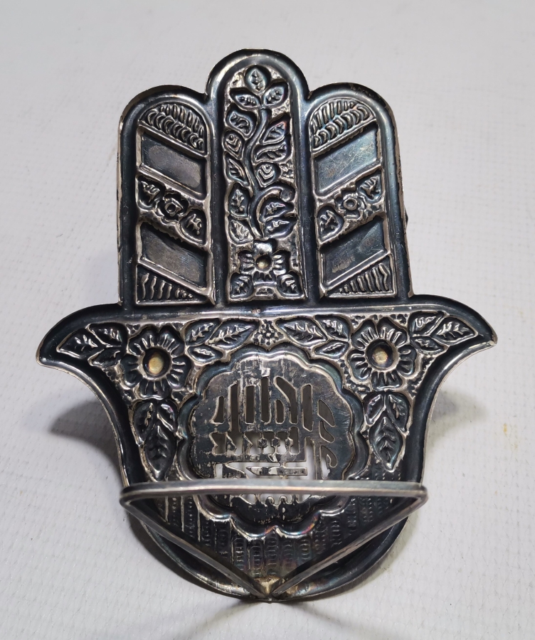 HİDİV DAMGALI FATMA ANANIN ELİ VE TESLİM TAŞI FORMUNDA YAPILMIŞ ÜZERİ DUALI GÜMÜŞ MASA ÜSTÜ OBJESİ