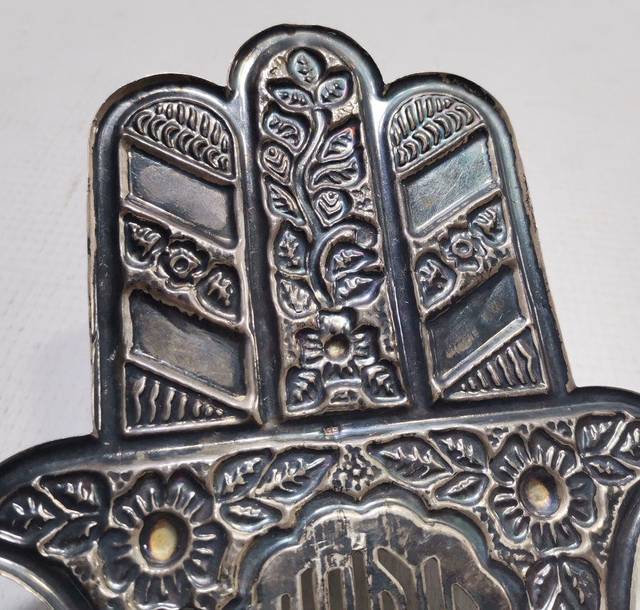 HİDİV DAMGALI FATMA ANANIN ELİ VE TESLİM TAŞI FORMUNDA YAPILMIŞ ÜZERİ DUALI GÜMÜŞ MASA ÜSTÜ OBJESİ