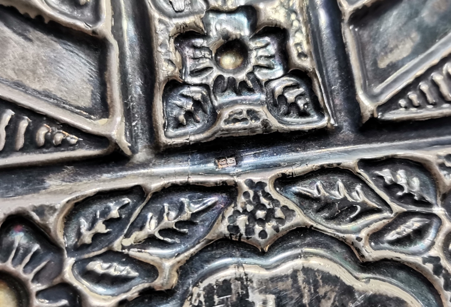 HİDİV DAMGALI FATMA ANANIN ELİ VE TESLİM TAŞI FORMUNDA YAPILMIŞ ÜZERİ DUALI GÜMÜŞ MASA ÜSTÜ OBJESİ