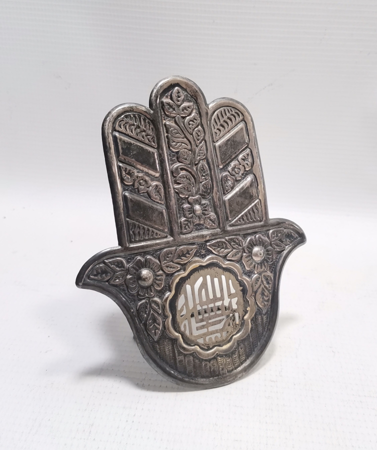 HİDİV DAMGALI FATMA ANANIN ELİ VE TESLİM TAŞI FORMUNDA YAPILMIŞ ÜZERİ DUALI GÜMÜŞ MASA ÜSTÜ OBJESİ