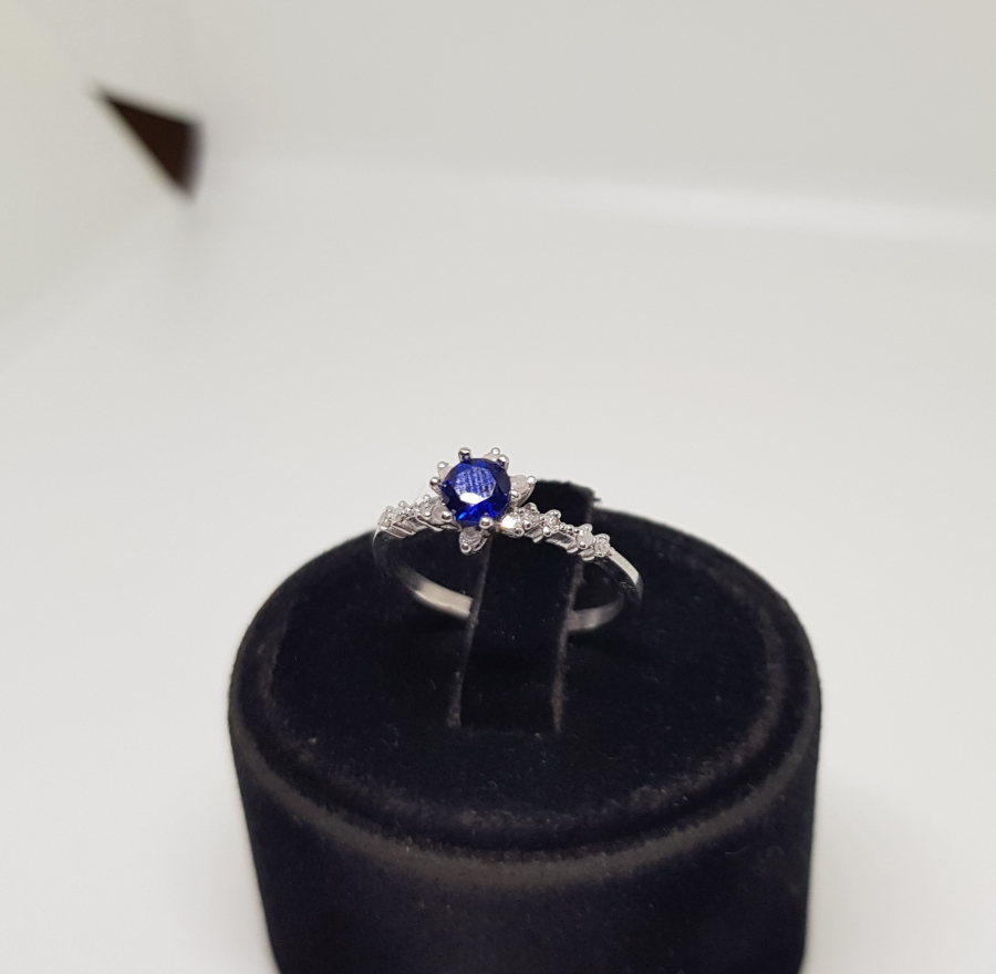 SAFİR VE PIRLANTA TAŞLI PAPATYA MODEL YÜZÜ