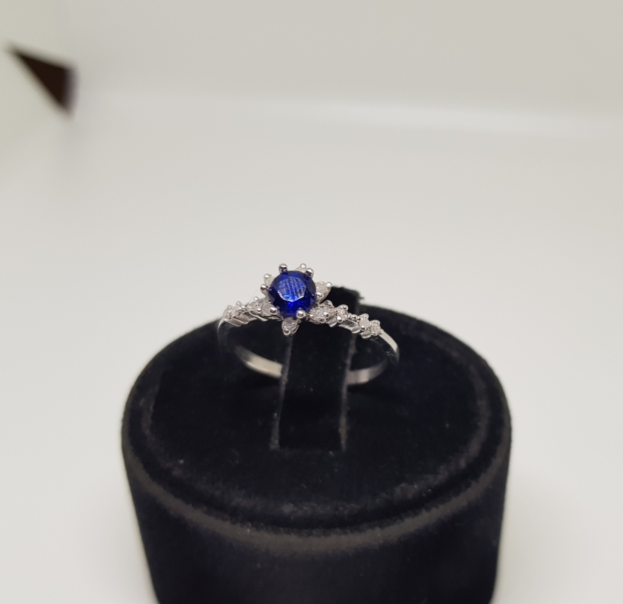 SAFİR VE PIRLANTA TAŞLI PAPATYA MODEL YÜZÜ