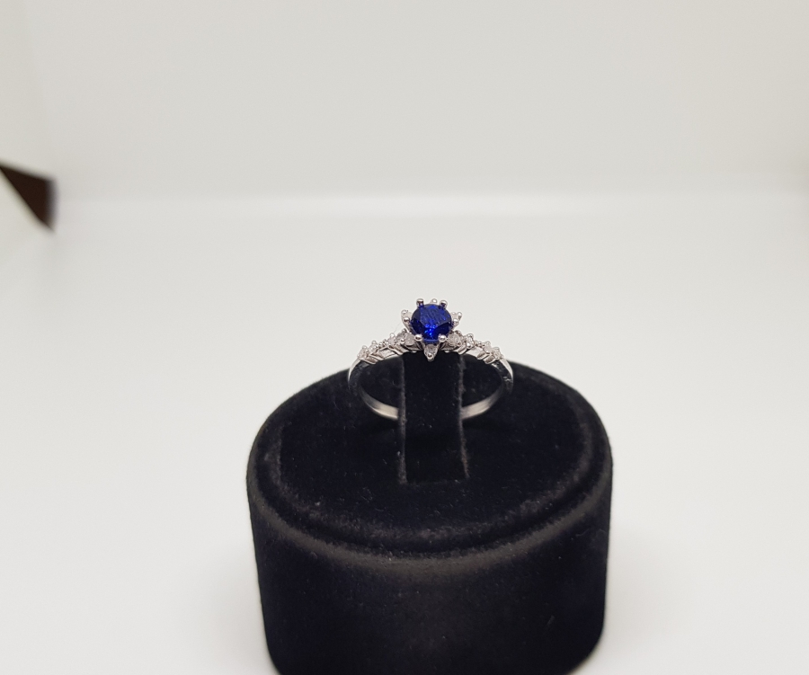 SAFİR VE PIRLANTA TAŞLI PAPATYA MODEL YÜZÜ