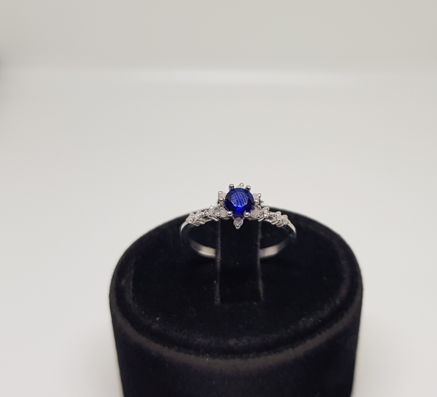 SAFİR VE PIRLANTA TAŞLI PAPATYA MODEL YÜZÜ